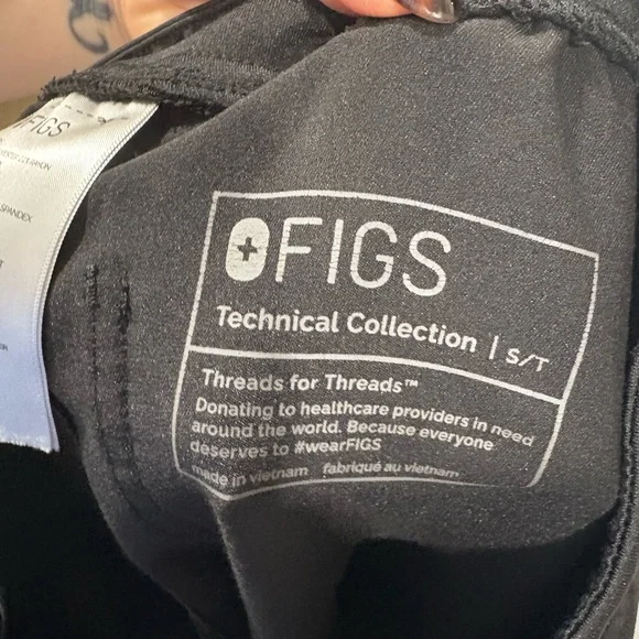 FIGS Women's High-Waisted Yola Skinny Scrub Pants in the color black- small tall - Picture 5 of 6